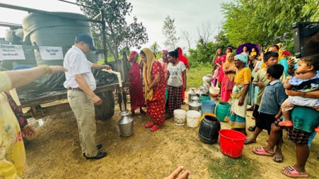 लहान नगरपालिका र खानेपानी कार्यालयको समन्वयमा ट्याङ्कीबाट खानेपानी वितरण सुरु